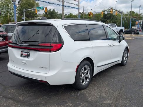 Used 2023 Chrysler Pacifica Limited FWD image 7