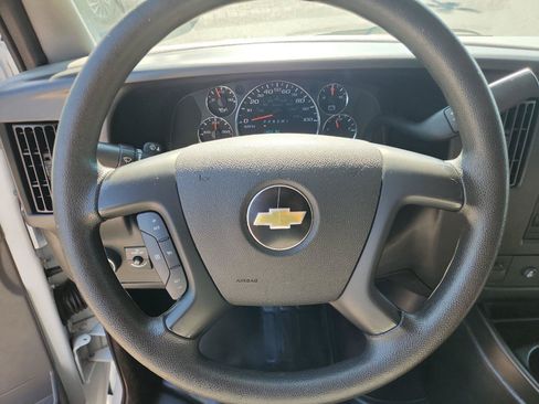 Used 2015 Chevrolet Express 2500 RWD image 22