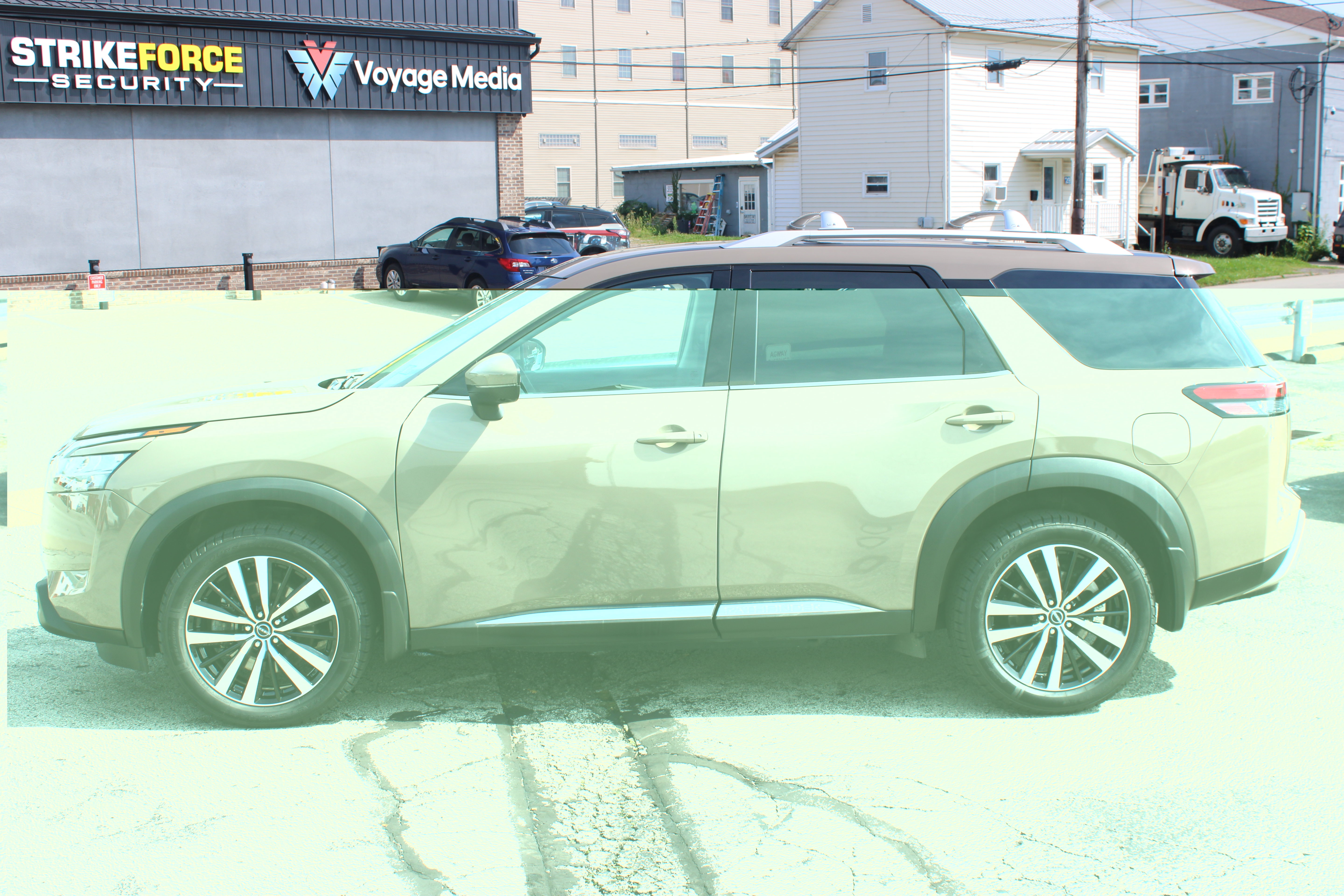 Certified 2024 Nissan Pathfinder Platinum w/ Cargo Package AWD/4WD image 2