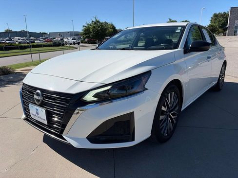 Used 2025 Nissan Altima 2.5 SV FWD image 4