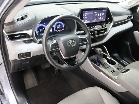 Used 2023 Toyota Highlander Limited FWD image 13