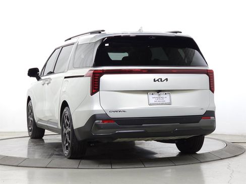 Used 2025 Kia Carnival SX Prestige image 6