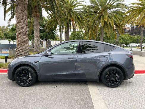 Used 2024 Tesla Model Y Long Range RWD image 9