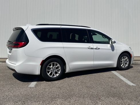 Used 2022 Chrysler Pacifica Touring-L FWD image 6