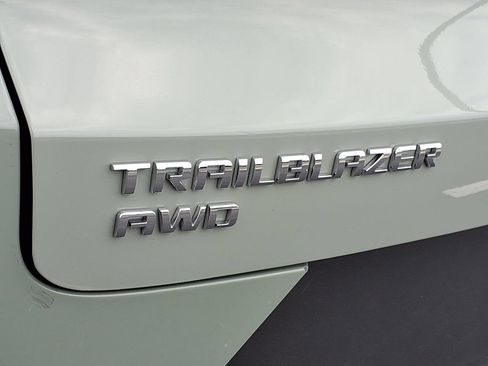 Used 2025 Chevrolet TrailBlazer LT AWD/4WD image 3