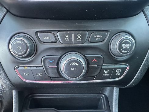 Used 2019 Jeep Cherokee Latitude w/ Popular Appearance Group image 18