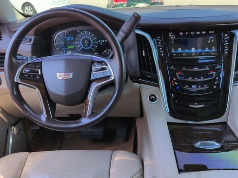 Used 2017 Cadillac Escalade Luxury image 32