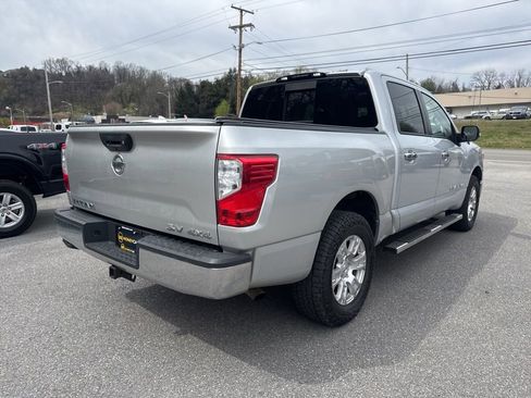 Used 2018 Nissan Titan SV image 4