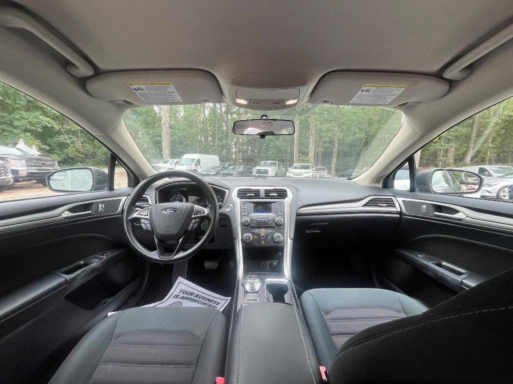 Used 2018 Ford Fusion SE FWD image 31