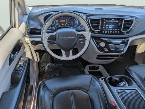 Used 2018 Chrysler Pacifica Limited image 29