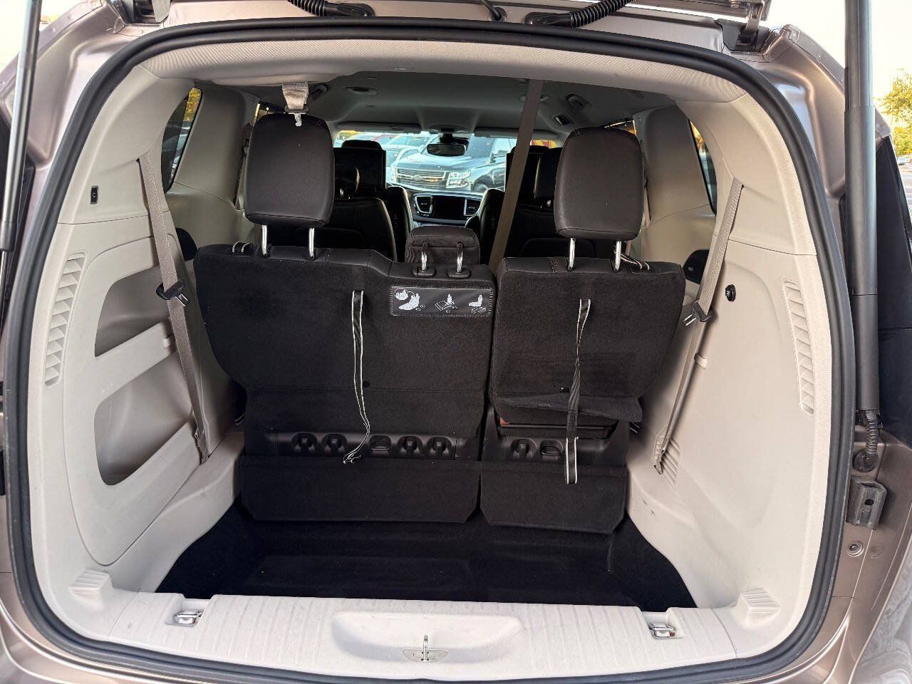 Used 2017 Chrysler Pacifica Touring-L Plus w/ Advanced Safetytec Group FWD image 18