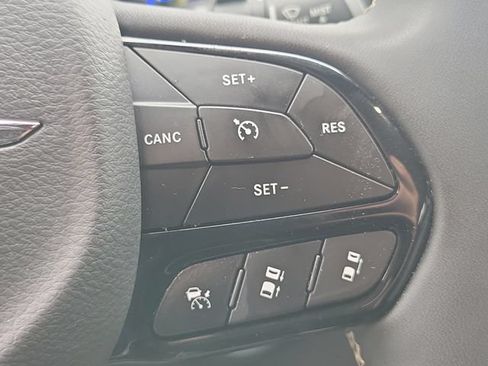Used 2024 Chrysler Pacifica Limited FWD image 16