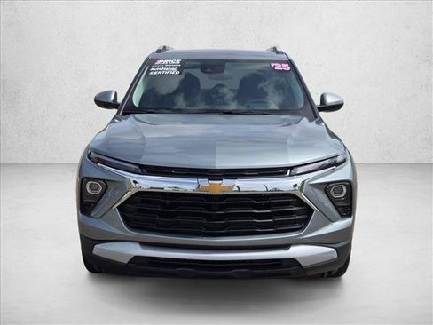 Used 2025 Chevrolet TrailBlazer LT FWD image 2