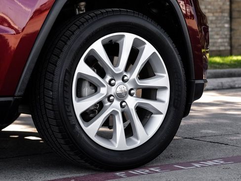 Used 2017 Jeep Grand Cherokee Limited image 9