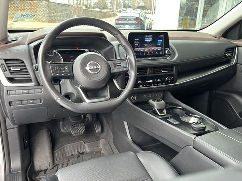 Used 2023 Nissan Rogue SV w/ SV Premium B Package image 16