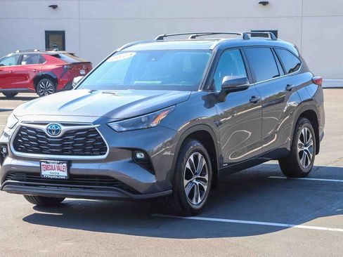 Used 2023 Toyota Highlander XLE AWD/4WD image 3