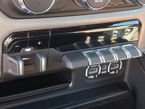 Used 2020 RAM 1500 Big Horn AWD/4WD image 25