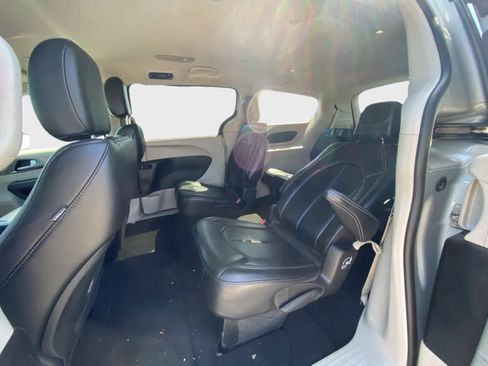 Used 2024 Chrysler Pacifica Touring-L FWD image 13