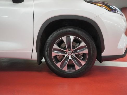 Certified 2022 Toyota Highlander XLE image 30