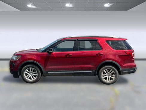 Used 2018 Ford Explorer XLT w/ Equipment Group 201A AWD/4WD image 2