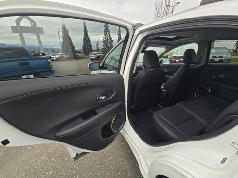 Used 2020 Honda HR-V Touring image 17