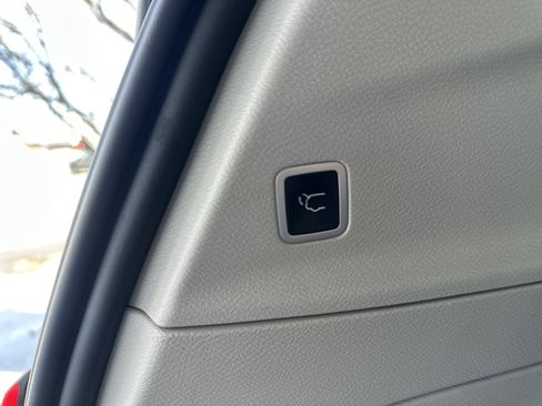 Used 2024 Chrysler Pacifica Touring-L image 18