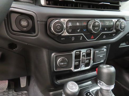 Used 2024 Jeep Wrangler Unlimited Sahara w/ Technology Group AWD/4WD image 56