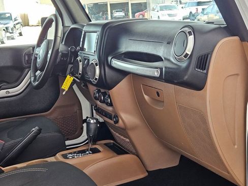 Used 2018 Jeep Wrangler Unlimited Sahara w/ Connectivity Group AWD/4WD image 20