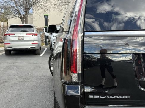 Used 2017 Cadillac Escalade ESV Platinum image 36