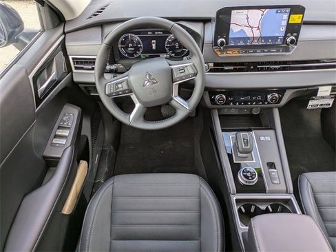 New 2025 Mitsubishi Outlander SE image 16