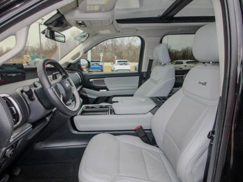 Used 2025 Ford Expedition Platinum w/ Driver's Package image 16