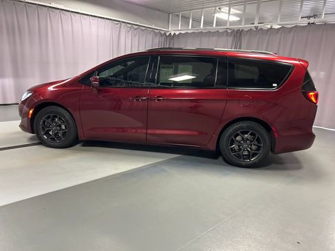 Used 2019 Chrysler Pacifica Limited w/ S Appearance Package FWD image 4