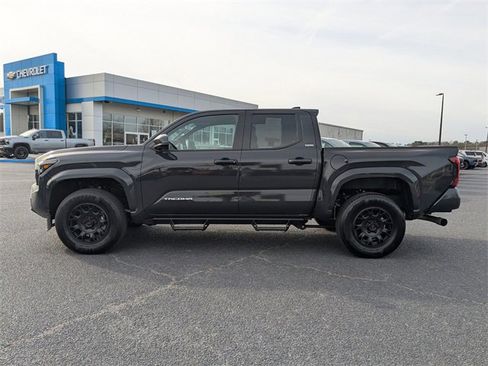 Used 2025 Toyota Tacoma SR5 image 7