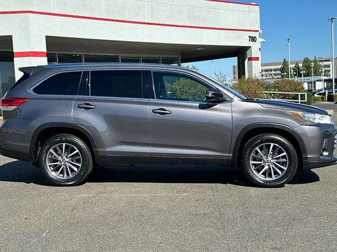 Used 2019 Toyota Highlander XLE AWD/4WD image 6