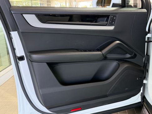 Certified 2025 Porsche Cayenne E-Hybrid Coupe AWD/4WD image 18