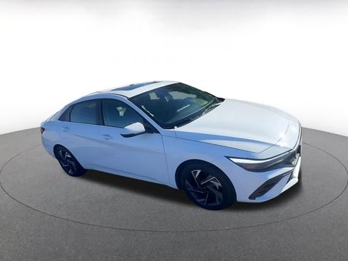 Used 2025 Hyundai Elantra Limited image 2