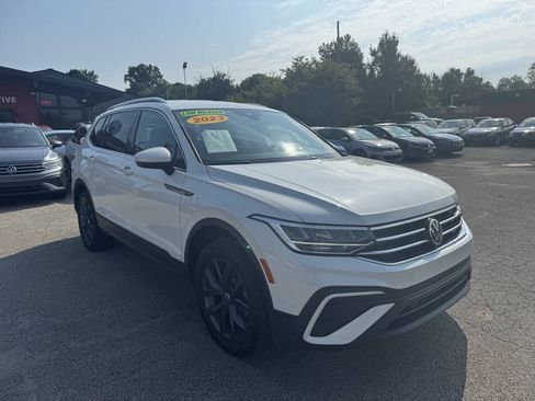 Used 2023 Volkswagen Tiguan SE AWD/4WD image 3