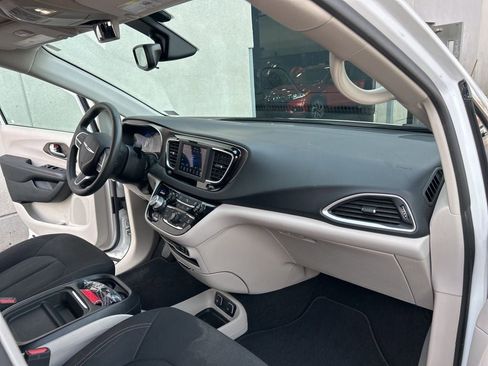 Used 2018 Chrysler Pacifica Touring Plus image 21