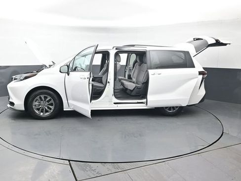 Used 2025 Toyota Sienna LE image 49