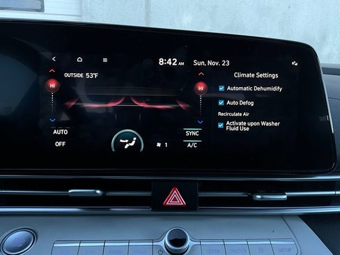 Used 2025 Hyundai Elantra Limited image 32