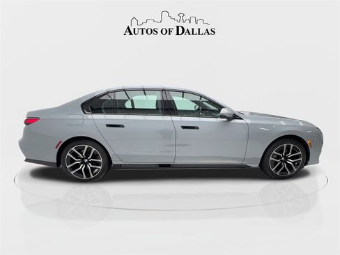 Used 2023 BMW 740i image 9