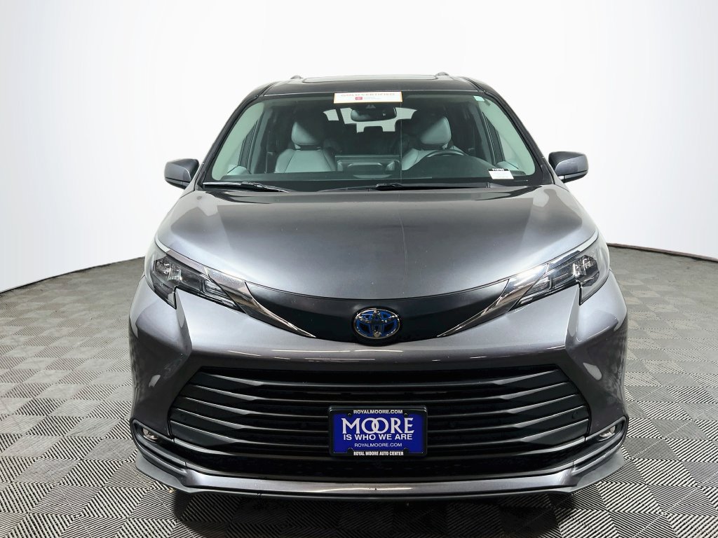 Certified 2025 Toyota Sienna XLE FWD image 2