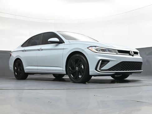 Used 2025 Volkswagen Jetta SE image 26