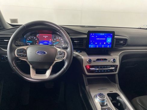 Used 2022 Ford Explorer XLT image 25