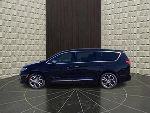 Certified 2024 Chrysler Pacifica Pinnacle FWD image 9