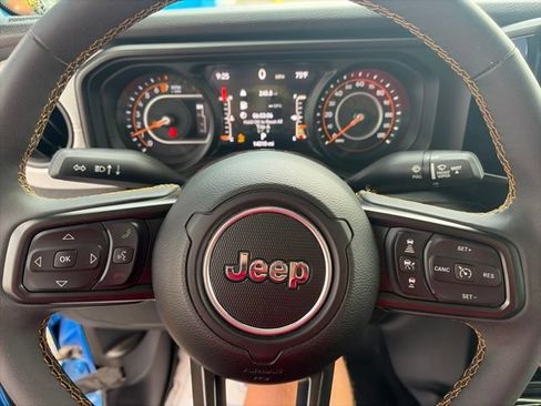 Used 2024 Jeep Gladiator Sport AWD/4WD image 21