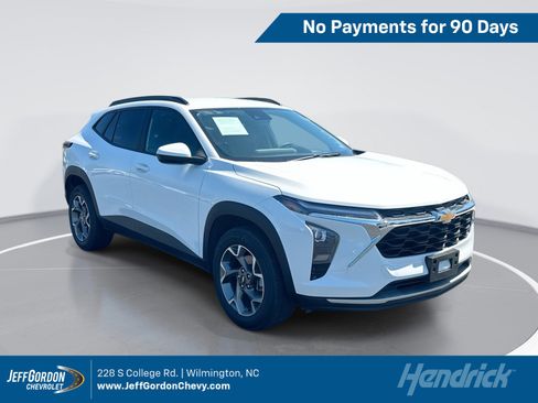 Used 2025 Chevrolet Trax LT FWD image 1