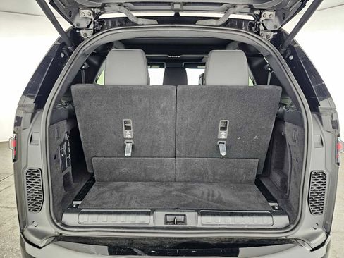 Used 2025 Land Rover Discovery Dynamic SE image 16