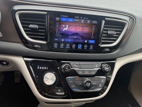 Used 2017 Chrysler Pacifica Touring-L image 13