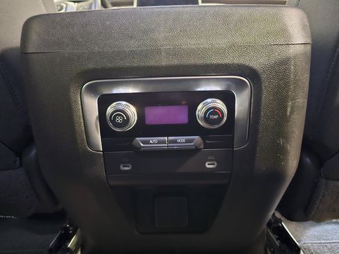 Used 2024 GMC Yukon XL SLE image 17